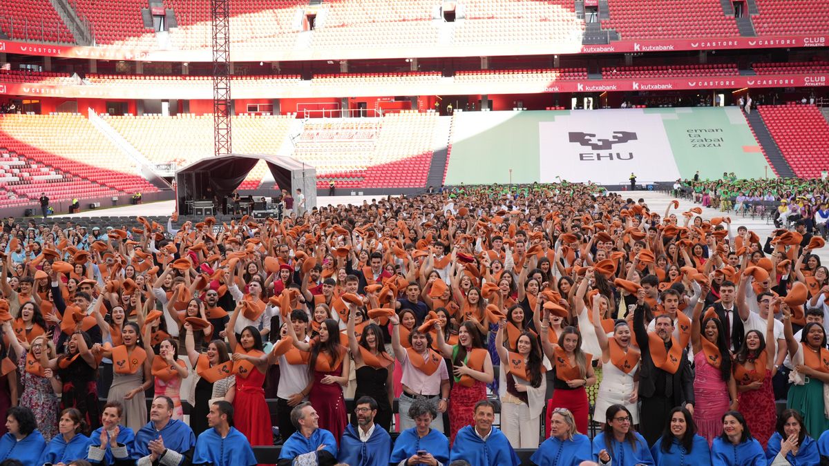 Un San Mamés a rebosar en el primer acto conjunto de fin de grado, la macrofiesta de la Universidad pública vasca