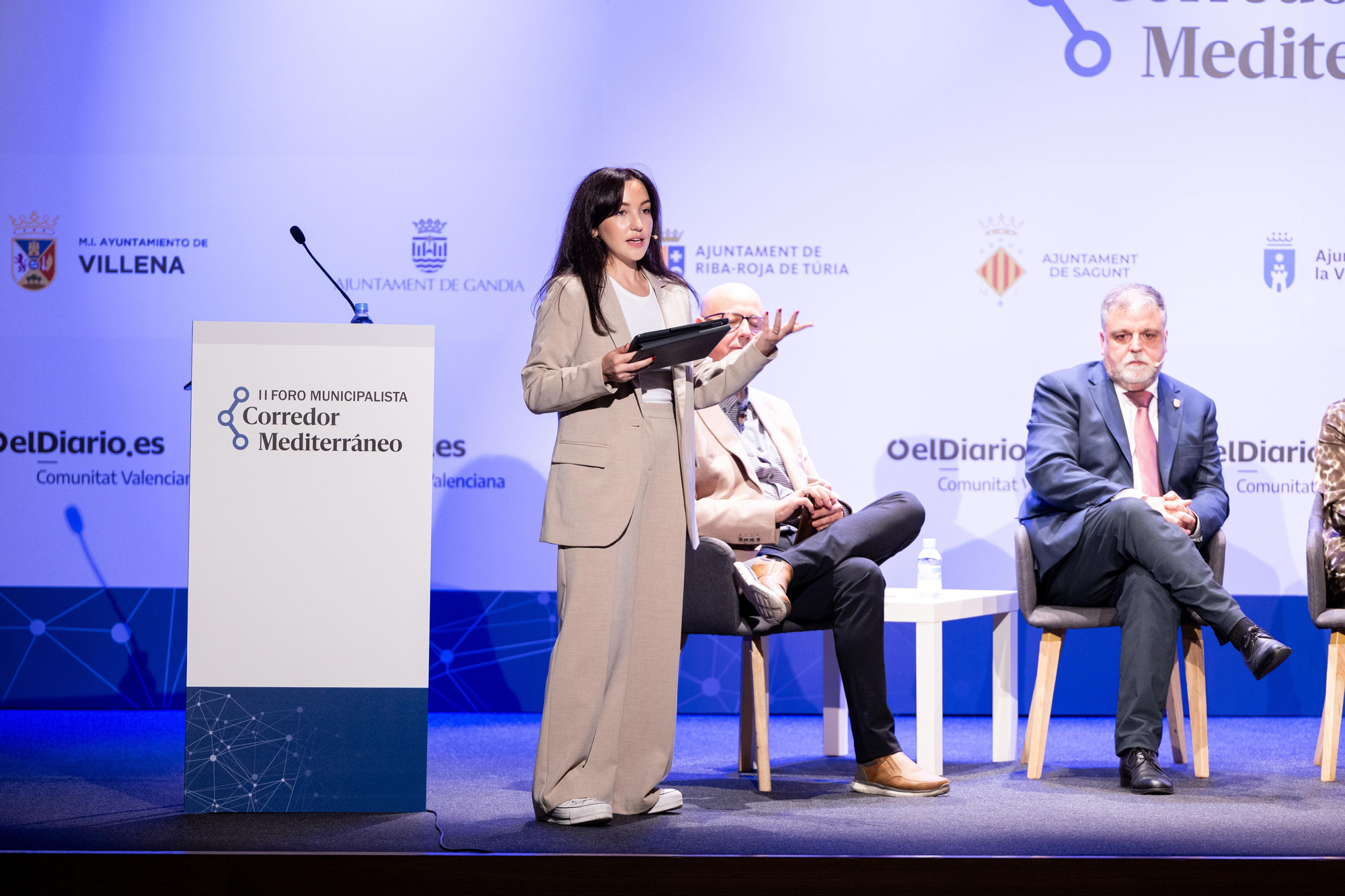 La periodista Célia Cerezo presenta una de las mesas del II Foro Municipalista Corredor Mediterráneo.