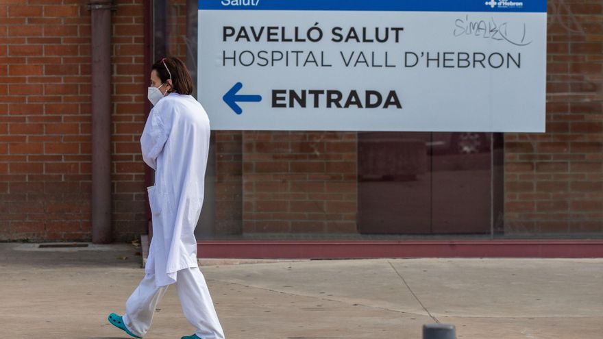 Una sanitaria en la entrada del hospital Vall d'Hebron de Barcelona este jueves. EFE/Enric Fontcuberta