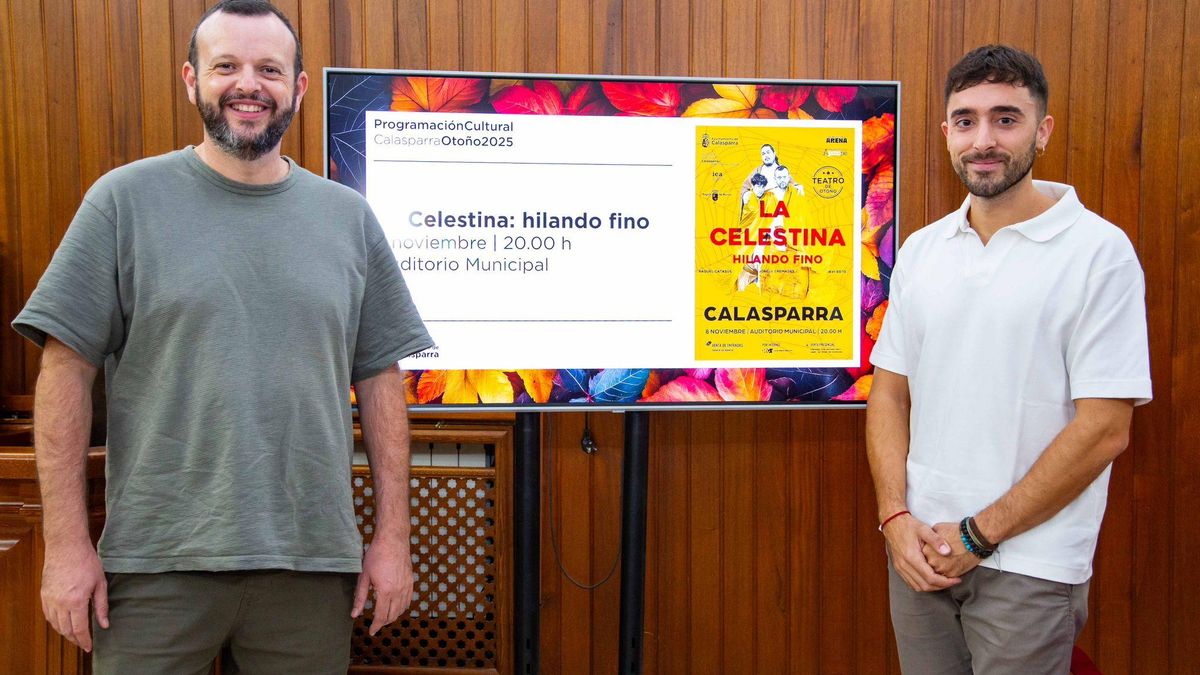 El concejal de Cultura, Pablo Cassinello, y uno de los actores protagonistas de la obra, Javi Soto