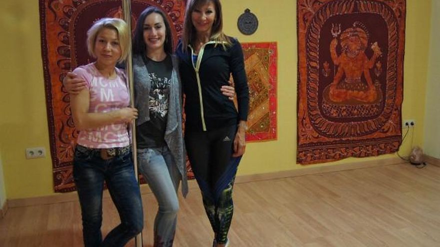 Olga, Cristina y PIlar en una de las barras de Pole Dance.