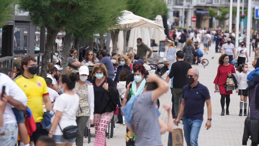 Las calles de Castro Urdiales llenas de gente este domingo