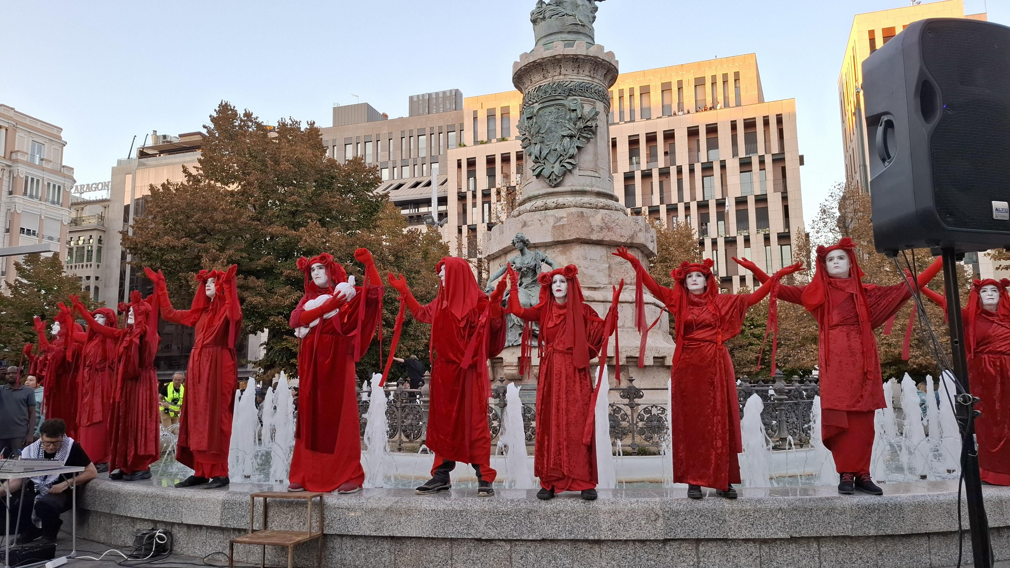 Actuación del grupo Red Rebel Brigade en la plaza de España