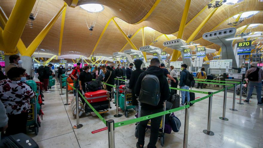 Filas de pasajeros esperan para dejar su maleta antes de embarcar en el avión en la T4 del Aeropuerto Adolfo Suárez Madrid-Barajas, en Madrid, (España).