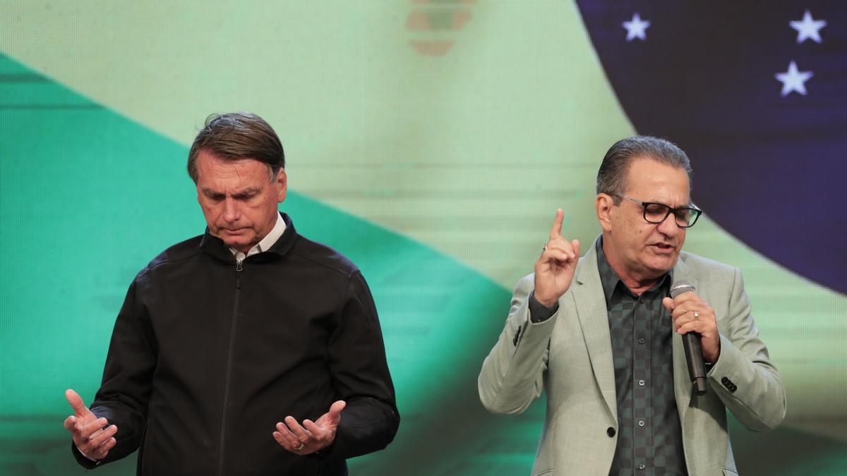 Foto de archivo del pastor Silas Malafaia y Jair Bolsonaro, padre de Flávio.
