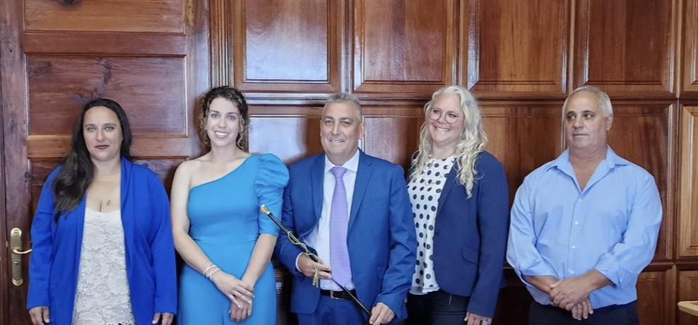 José Ángel Sánchez con su grupo de Gobierno.