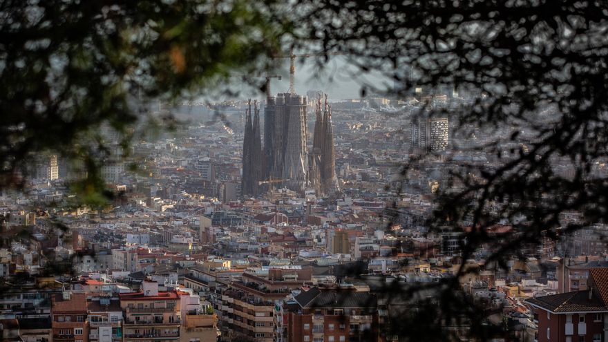 Barcelona apuesta por una red de refugios climáticos para aliviar el calor y proteger a la población vulnerable