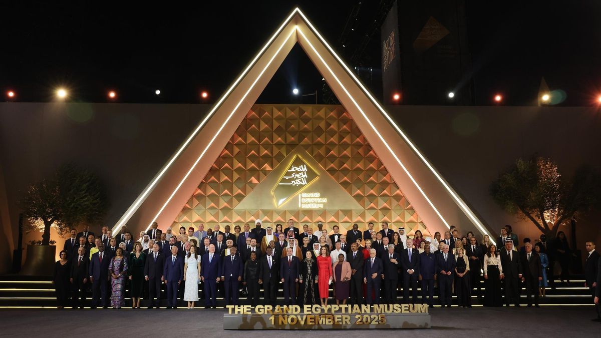 Foto de familia de los jefes de Estado durante la inauguración oficial del Gran Museo Egipcio (GEM), en Giza, el 1 de noviembre de 2025