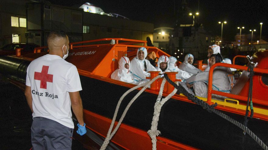 Trasladan al Puerto de Motril un pequeño pesquero con 8 inmigrantes