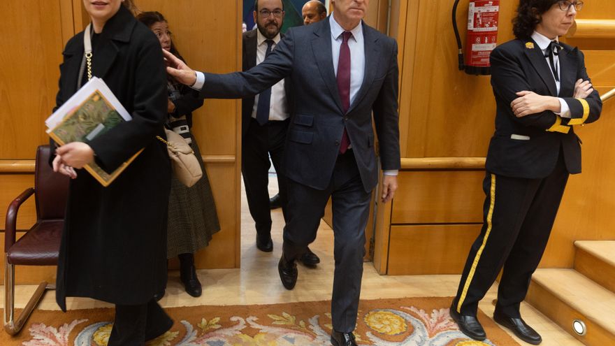 El líder del PP, Alberto Núñez Feijóo, a su llegada a un pleno del Congreso de los Diputados, en el Palacio del Senado, a 10 de enero de 2024, en Madrid (España). El Pleno del Congreso, en su primera reunión del año, debate y vota los objetivos de estabil