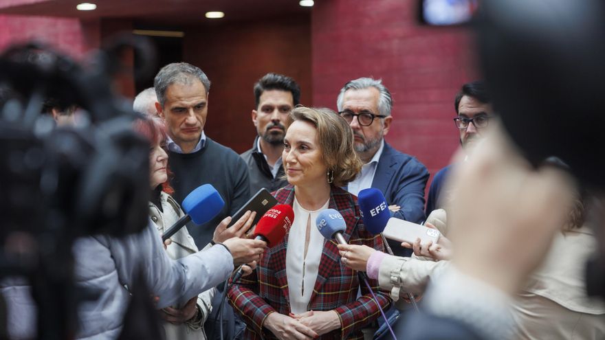La secretaria general del PP, Cuca Gamarra, atiende a los medios de comunicación.