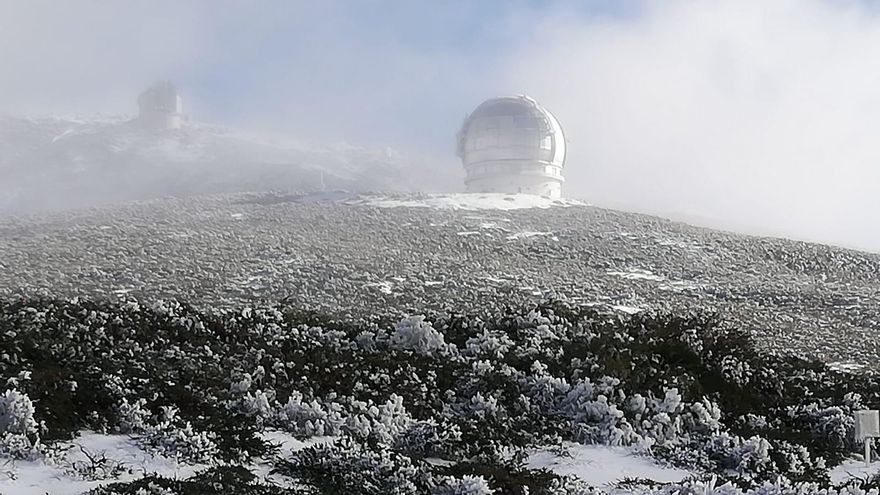 El manto blanco dejado por la nevada se muestra en el entorno del Roque de Los Muchachos tras despejarse parcialmente el cielo. 