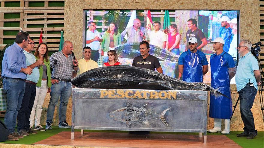 La pesca, protagonista de la feria del sector primario con una demostración de despiece de atún rojo