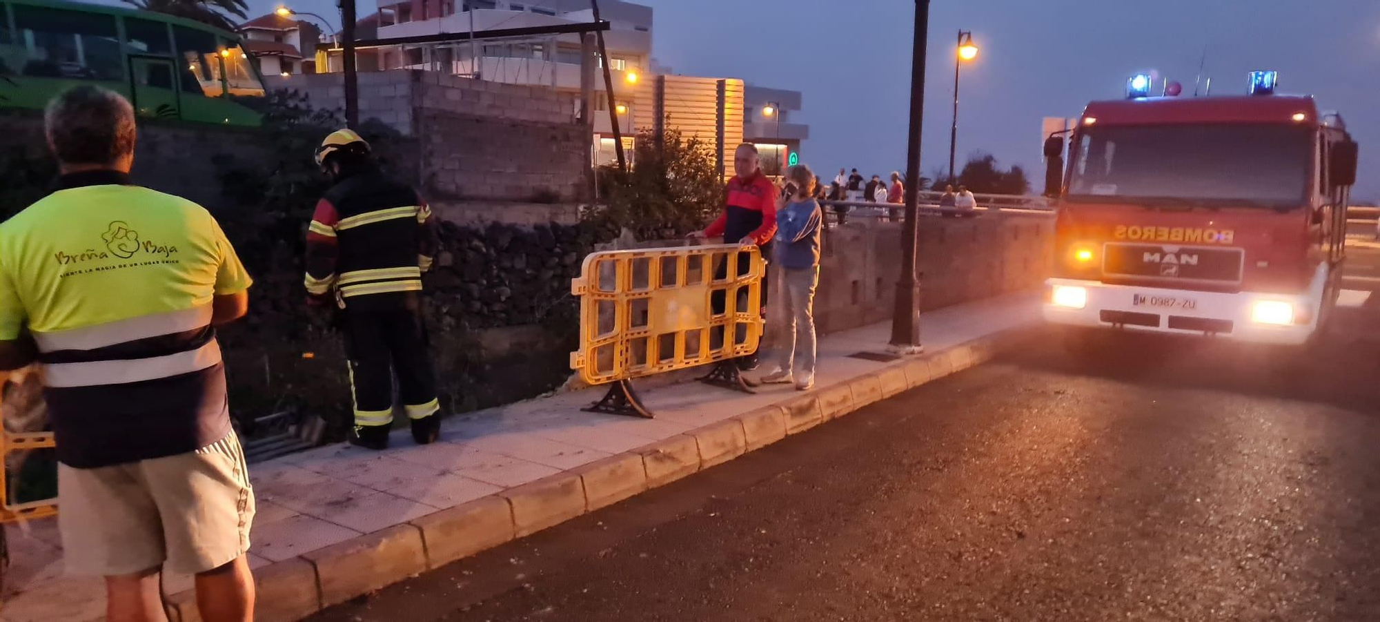 Los bomberos intervinieron en el accidente. BOMBEROS LA PALMA