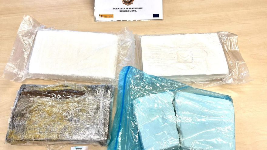 Droga incautada a una mujer en Santander.