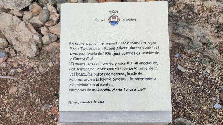 Placa al lado de la entrada al interior de la cueva donde se refugiaron Rafael Alberti y María Teresa León en Eivissa.