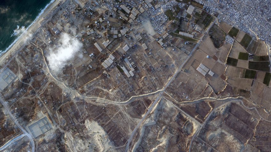La barrera que construye Israel en la zona de Mawasi, en el sur de Gaza, desde el mar Mediterráneo hacia el este.