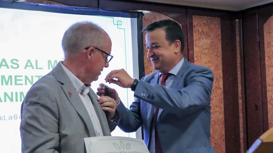 Martínez Arroyo impone el galardón al viceconsejero