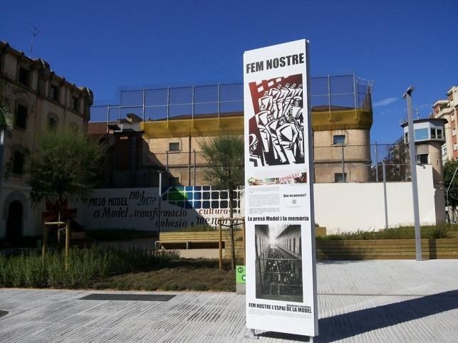 Tótem que denuncia la censura de la parte del mural del artista Roc Blackblock referida a Helios Gómez y su 'Capilla Gitana'.
