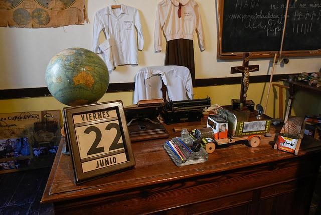 Objetos de la antigua escuela de La Aldea en el Museo Vivo.