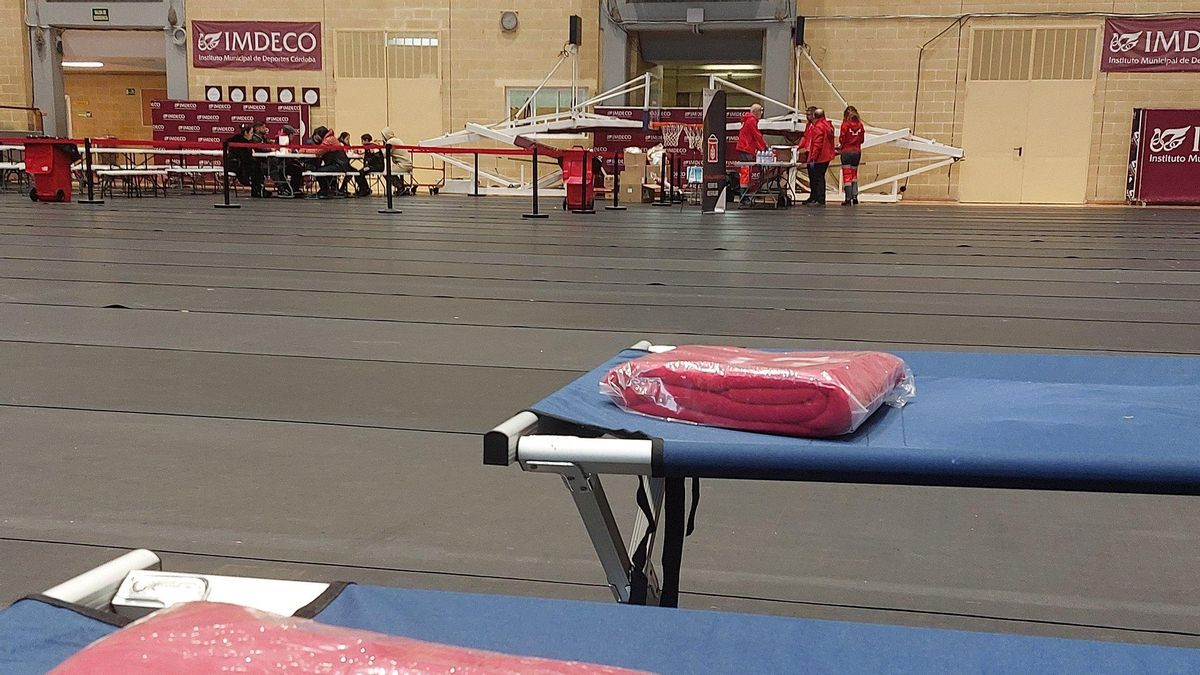 Dispositivo de Cruz Roja en el pabellón Vista Alegre para vecinos desalojados por el temporal.