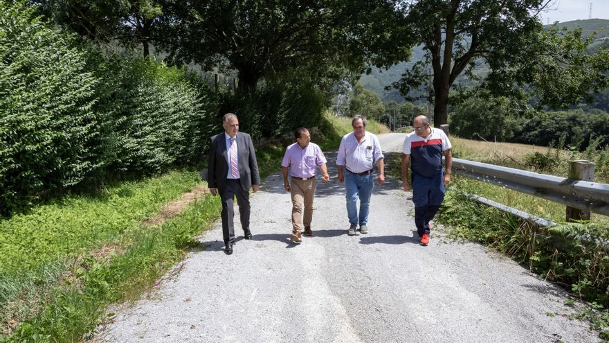 El consejero de Fomento, Ordenación del Territorio y Medio Ambiente, Roberto Media, visita Molledo.