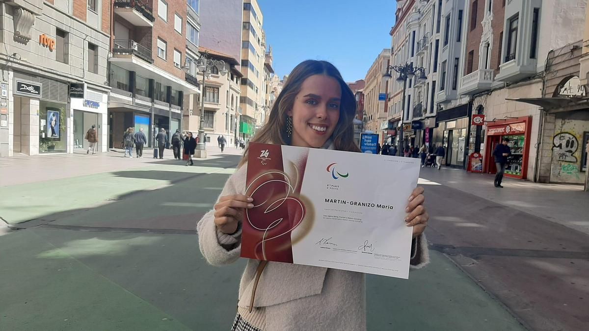 La deportista María Martín-Granizo posa en Ordoño II con el diploma de los Juegos Paralímpicos de Milán-Cortina.