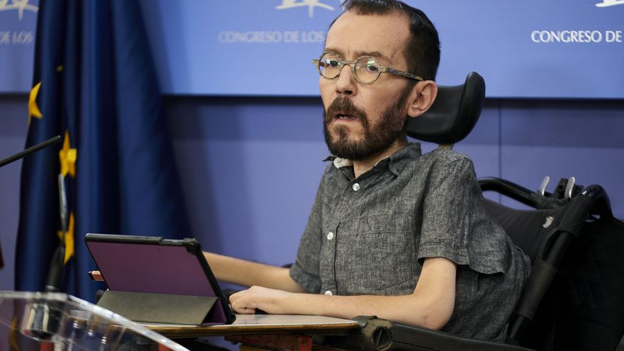 El portavoz de Unidas Podemos, Pablo Echenique, en una rueda de prensa, durante una Junta de Portavoces en el Congreso de los Diputados, a 21 de diciembre de 2021, en Madrid, (España).