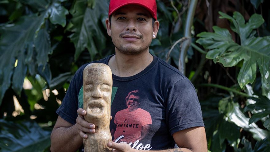 Paul Gómez: el artesano nicaragüense que transforma la madera del mar en arte y memoria