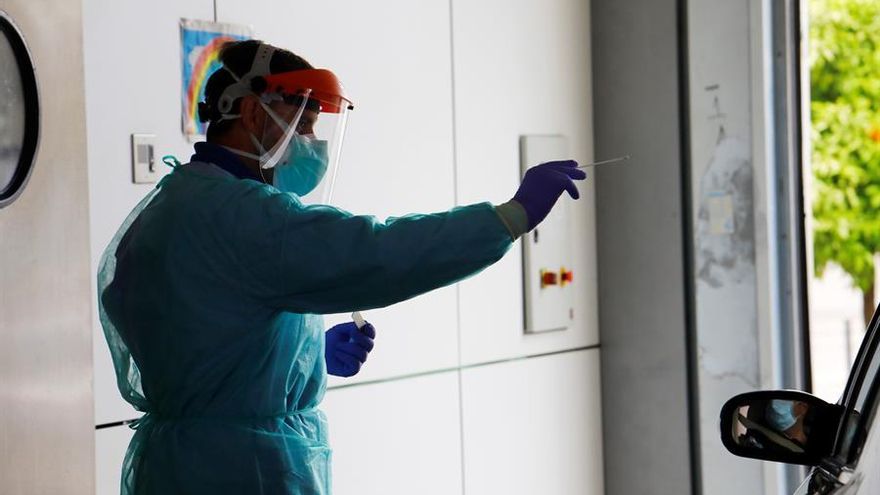 Un sanitario de un centro de salud de Córdoba se dispone a realizar un test rápido de anticuerpos para la detección de la Covid-19 en Córdoba.