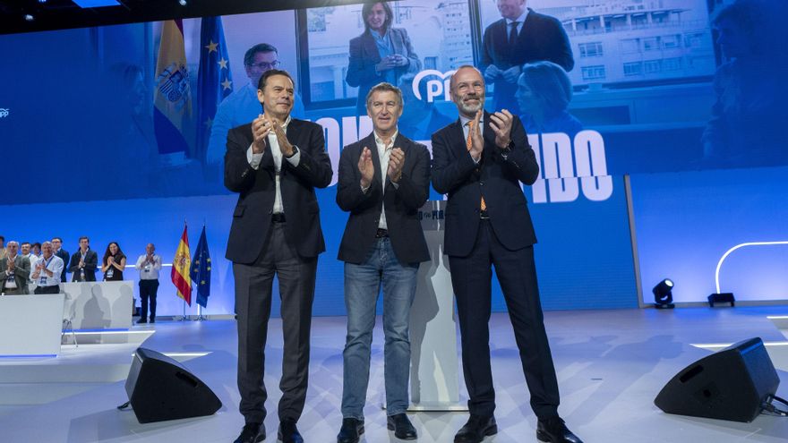 (I-D) El primer ministro de Portugal, Luís Montenegro, el presidente del PP, Alberto Núñez Feijóo, y el presidente del Partido Popular Europeo, Manfred Weber, durante la segunda jornada del XXI Congreso Nacional del Partido Popular, a 5 de julio de 2025,