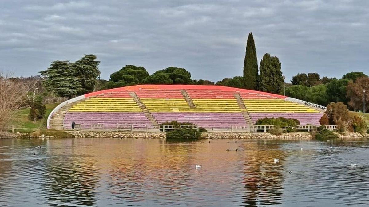 Vista del graderío desde la zona del lago
