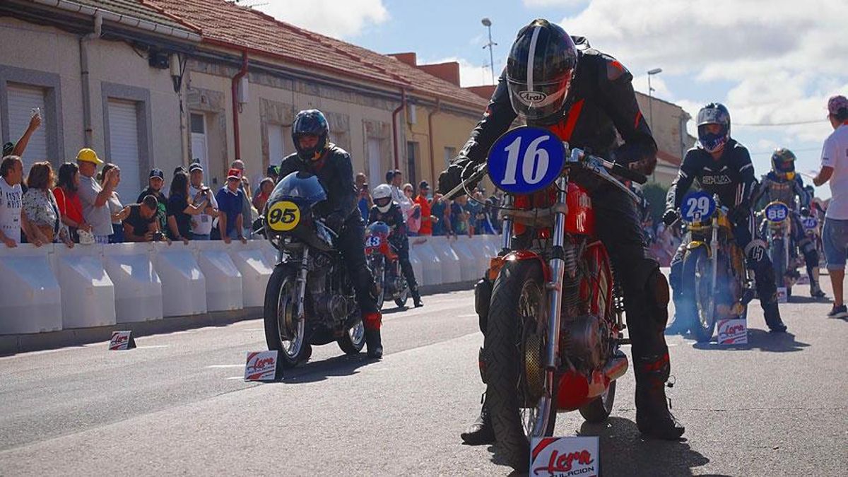 Salida de las motos en el Gran Premio de La Bañeza, archivo.