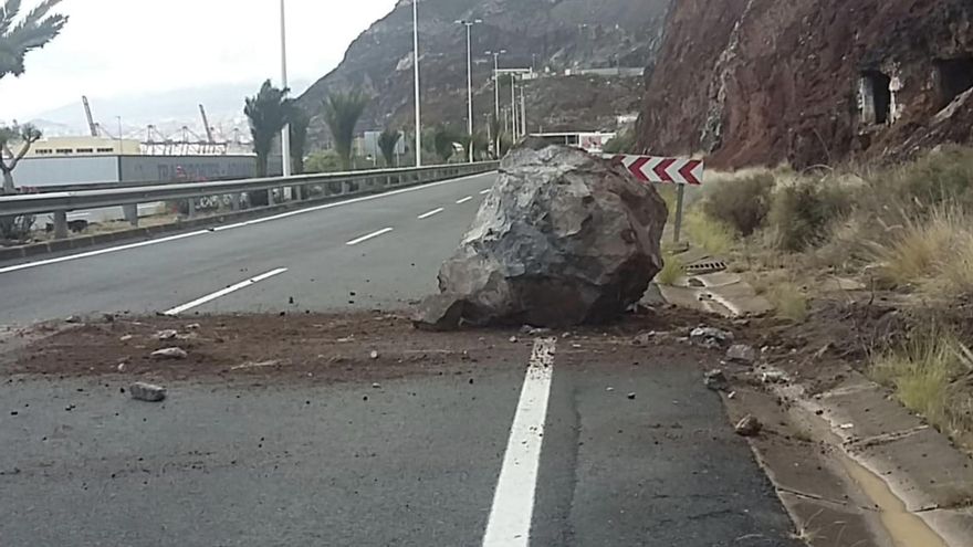 La piedra que ocupa parte de la calzada de la carretera de San Andrés