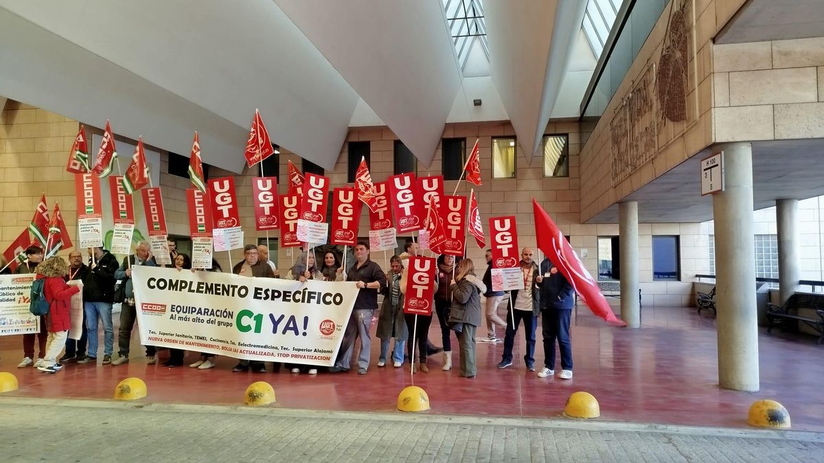 UGT y CCOO denuncian en una concentración la situación de los empleados de mantenimiento del SAS