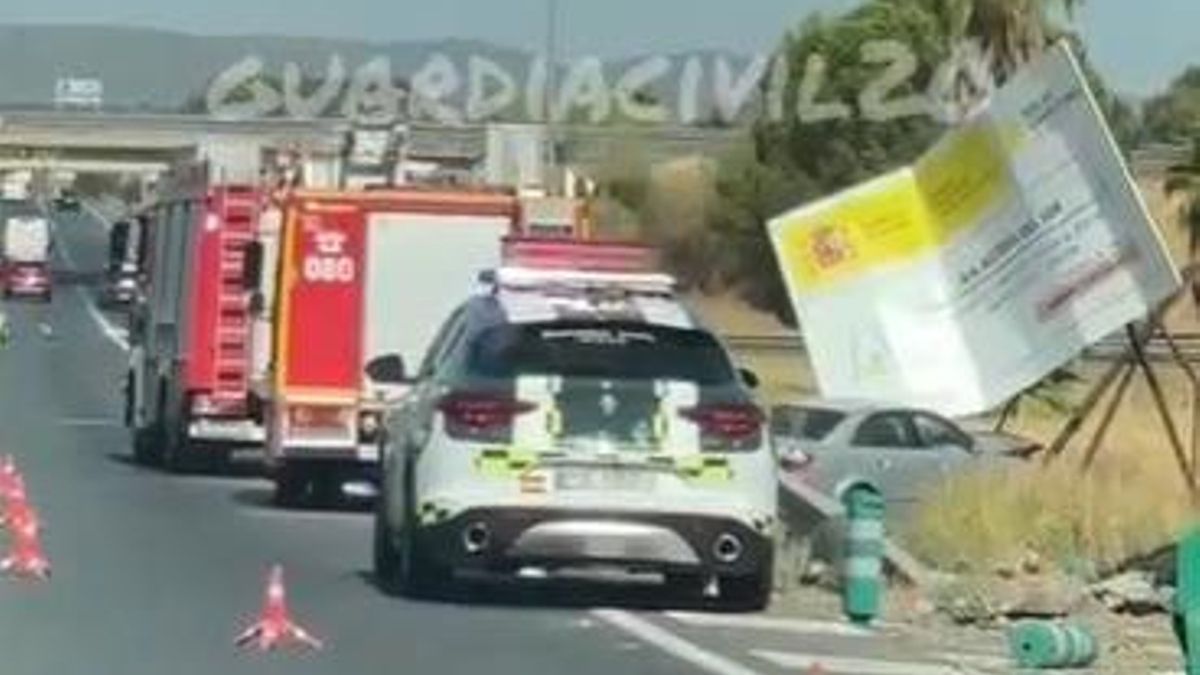 Un turismo se estrella contra un cartel informativo en la Autovía A-4 en Córdoba