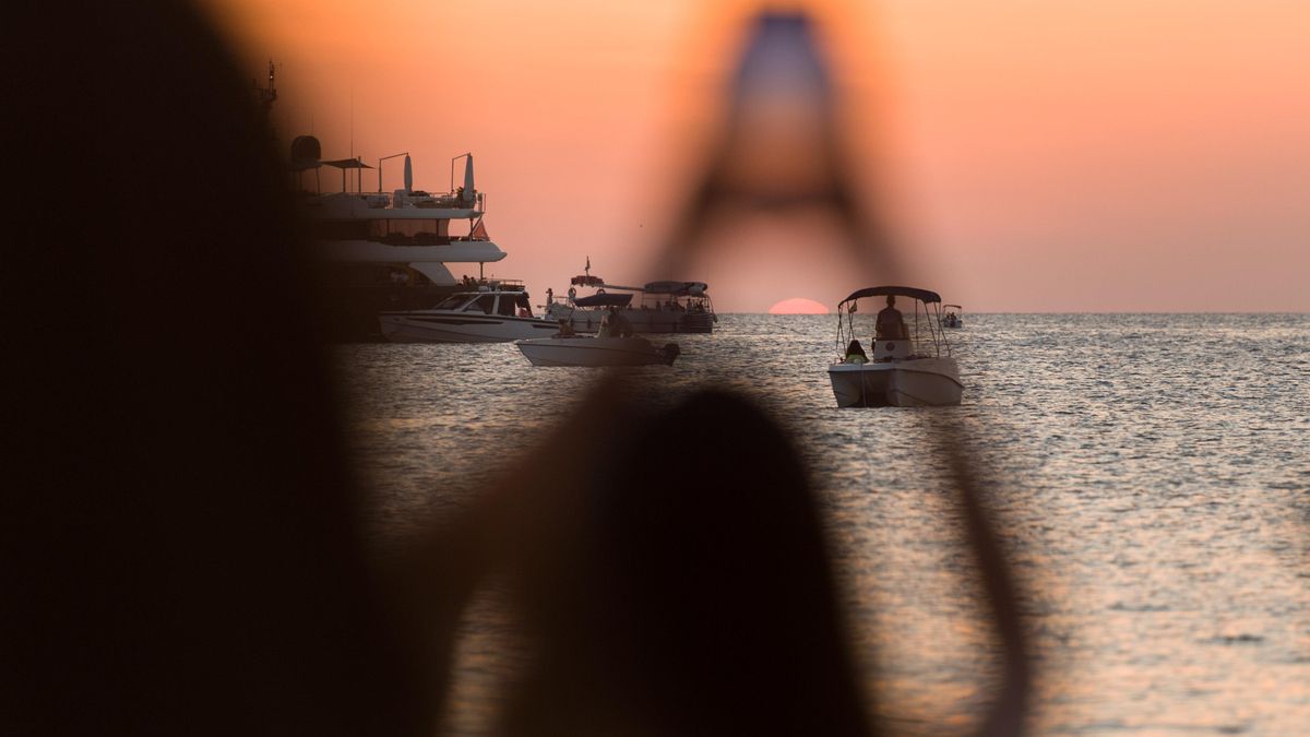 Varias personas fotografían el atardecer en Ses Variades en una imagen de archivo