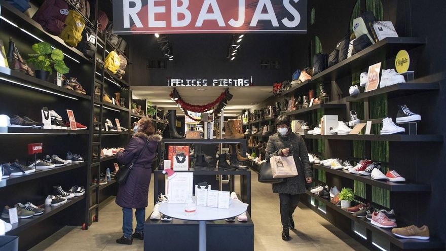 El paro bajó en 74.381 personas en noviembre hasta niveles prepandemia con cifras récord de empleo