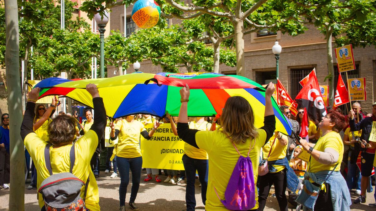 Concentración ante la sede del Gobierno de Aragón del personal de Educación Infantil
