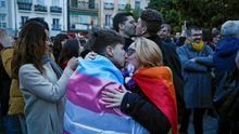Cientos de personas denuncian con una 'besada' que su amor "no se cura"