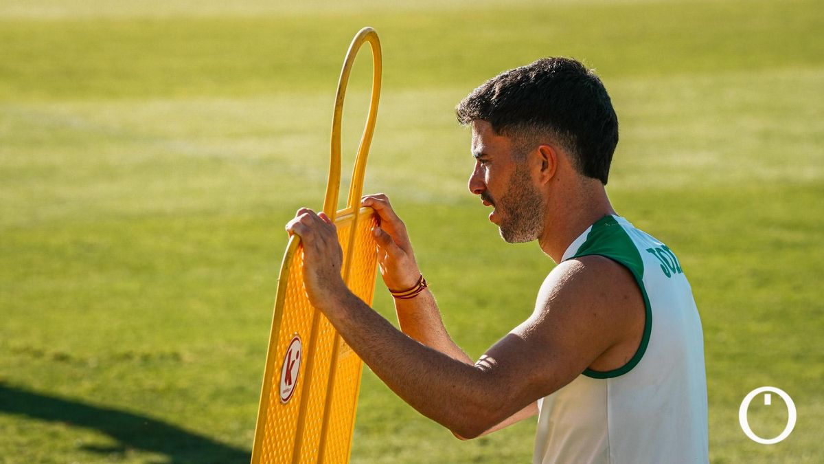 La ausencia de Kevin Medina y el susto de Rubén Alves marcan el inicio de semana del Córdoba CF