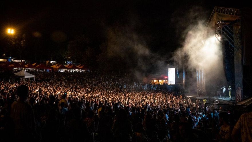 Quejas vecinales por el "insoportable" ruido del MadBlue, el festival "sostenible" que ocupó el Parque del Oeste