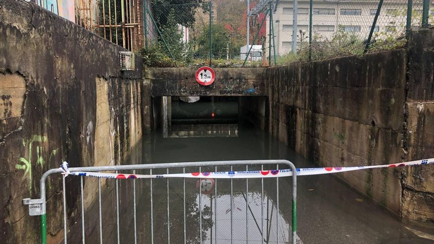 Calles anegadas, carreteras cortadas y subida del caudal de los ríos en Euskadi por el temporal