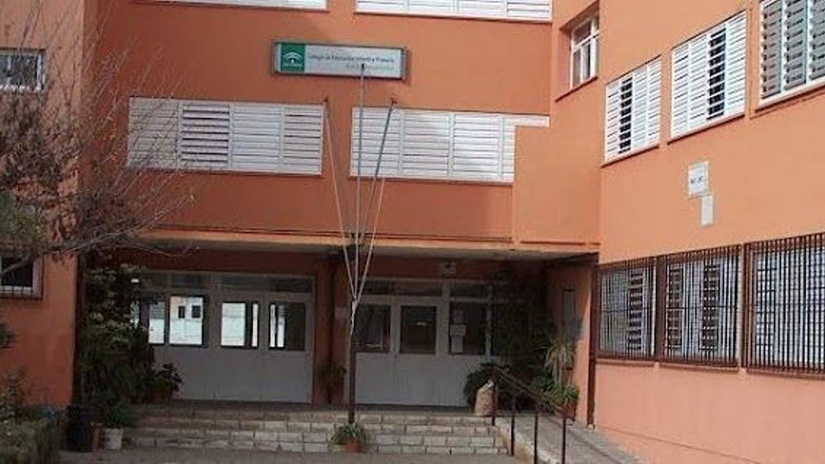 Fachada del CEIP Maestro Manuel Gómez.