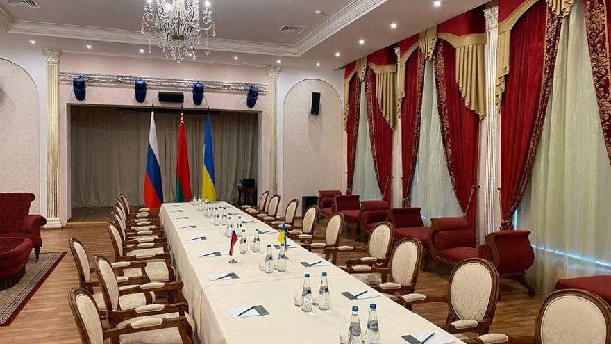 Sala preparada para acoger las primeras conversaciones entre Rusia y Ucrania, en la frontera ucraniano-bielorrusa