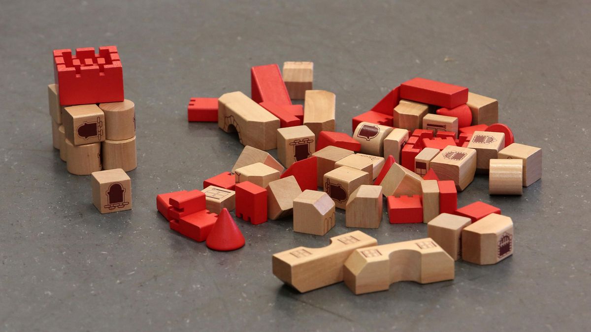 Cubos de madera en el taller del martes por la tarde del proyecto NIDO del Ayuntamiento de Las Palmas de Gran Canaria.