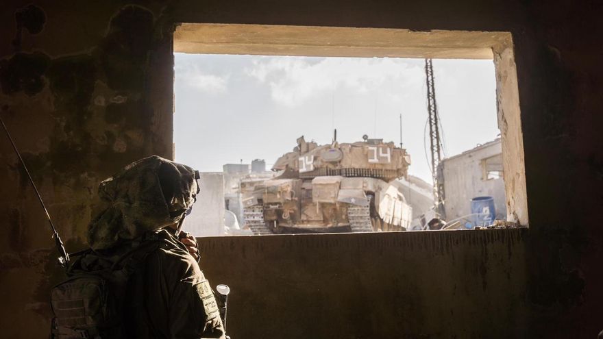 Actividad operativa de las tropas del Ejército de Israel en el sur del Líbano este miércoles, en el que ordenó evacuar gran parte de la ciudad de Tiro, en el sur de Líbano, donde las autoridades locales estiman que quedan más de 14.000 personas, muchas desplazadas de otros lugares del sur del país mediterráneo. "La advertencia está dirigida específicamente a quienes se encuentran en los edificios entre las calles: Al Hiram, Yafar Sharaf al Din, Abu Dib y Al Azar", advirtió hoy el portavoz castrense en árabe de Israel, Avichay Adraee, que acusó a Hizbulá de operar en estas zonas.EFE/ Ejército de Israel ***SOLO USO EDITORIAL/SOLO DISPONIBLE PARA ILUSTRAR LA NOTICIA QUE ACOMPAÑA (CRÉDITO OBLIGATORIO)***