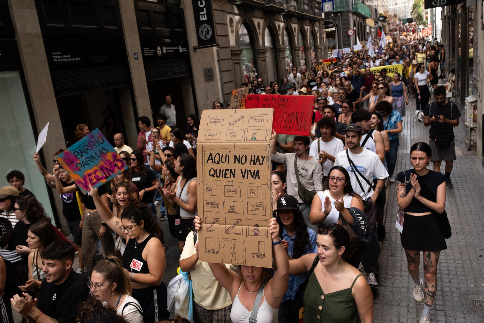 Miles de canarios han salido a la calle este sábado en Santa Cruz de Tenerife, para alzar la voz contra la especulación
