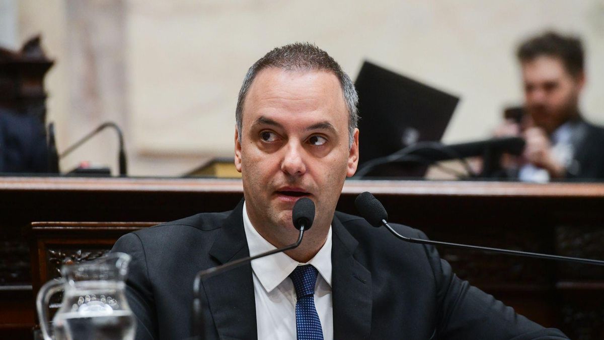 Manuel Adorni hizo un esfuerzo para no pisar el palito durante el informe de gestión.