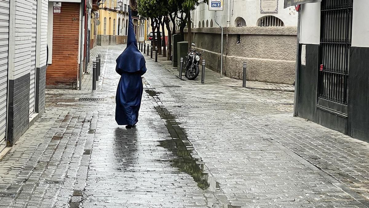 Nazareno del Baratillo volviendo a casa por calle Rodrigo de Triana tras suspenderse la salida